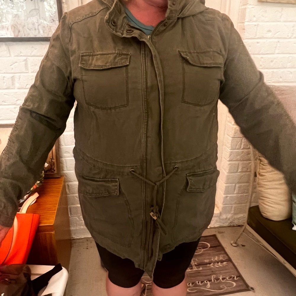 25% off listed price. Plus size green zip up jacket. Pockets & hood.